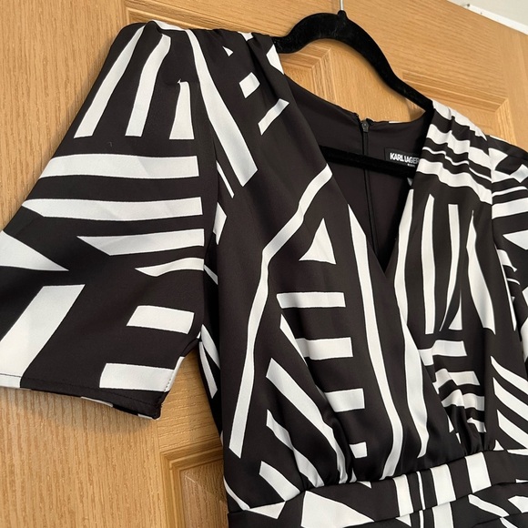 Karl Lagerfeld Black & White Geo Print Short Sleeve Surplice Mini Dress NWT Sz 2 - Picture 6 of 15